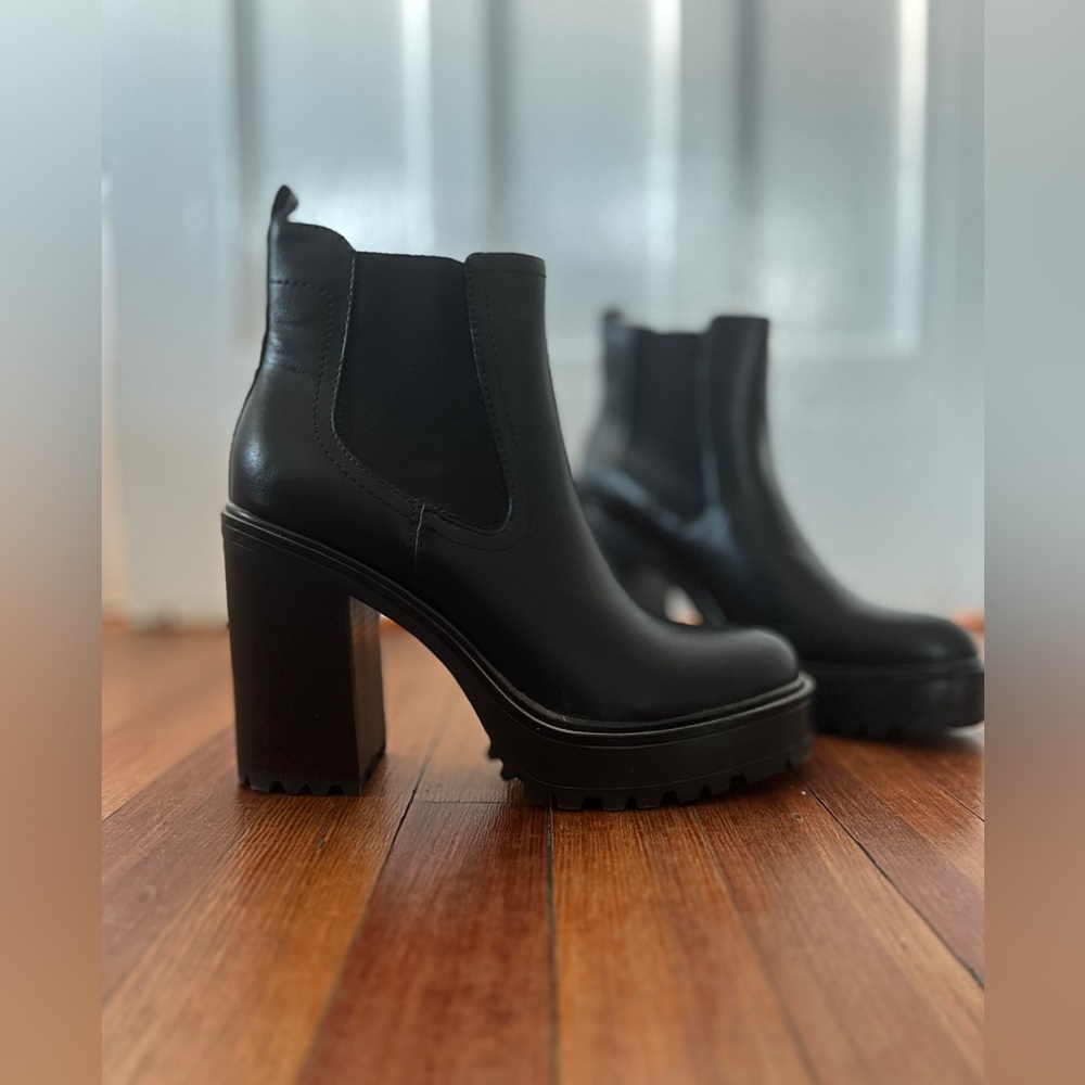 GBG Guess Los Angeles Platform Chelsea Boot with 4” heel, | Size 10